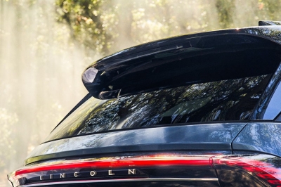 thumbnail - 극장이 따로 없네… 48인치 화면 품은 9천만원대 하이브리드 SUV