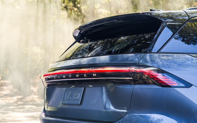 thumbnail - 극장이 따로 없네… 48인치 화면 품은 9천만원대 하이브리드 SUV