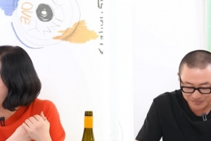 기사로 이동 - 입가에 미소가 떠나질 않네… 하정우, 연인 차정원 직접 언급했다