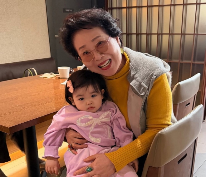 thumbnail - 가족보다 더 끈끈한 인연… 박수홍 딸 품에 안은 ‘특별한 할머니’