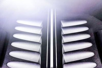 thumbnail - “조용한 건 싫다는데”… 10억 롤스로이스, 결국 V12 엔진 되살렸다