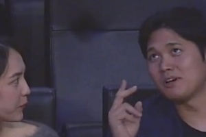 기사로 이동 - 남편 연봉 1890억인데… 오타니 아내의 소박한 가방에 시선 집중