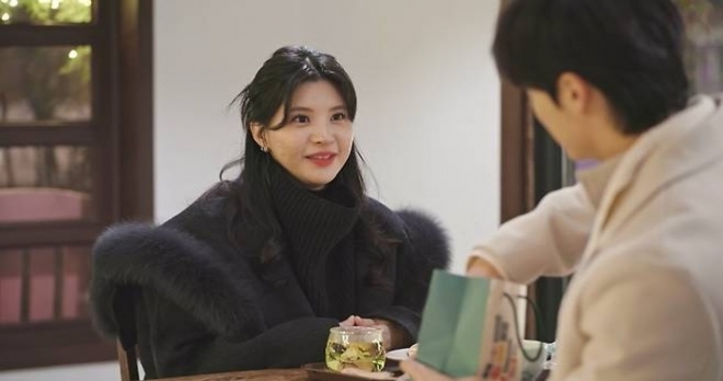 thumbnail - “이혼 후 신내림 받았다”… ‘서프라이즈’ 배우, 16세 연하 전처 근황에 ‘복잡’