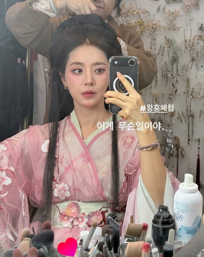 thumbnail - 단아함은 잠시 접어두고… 배우 한채아의 파격적인 왕홍 메이크업