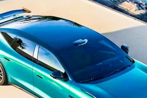 기사로 이동 - 따스한 봄날, 도로 위 시선 강탈… 925마력 품은 파란색 전기 세단