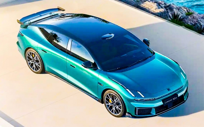 thumbnail - 따스한 봄날, 도로 위 시선 강탈… 925마력 품은 파란색 전기 세단