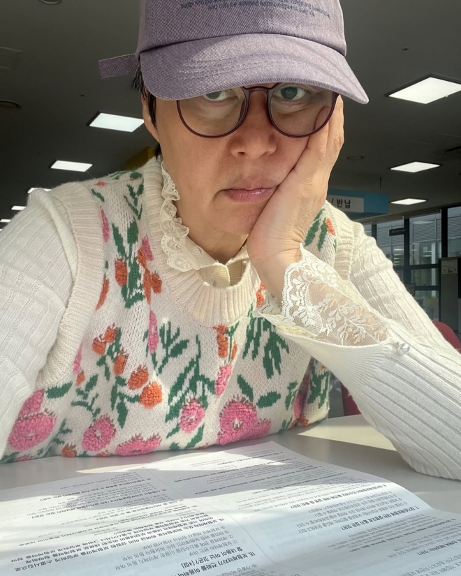 thumbnail - 따스한 3월, 책상에 앉은 그녀… 암투병 끝내고 ‘보험’ 공부