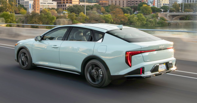 thumbnail - 도로 위 시선 싹쓸이할 디자인… 기아 K4, 한국 땅 못 밟는 속사정