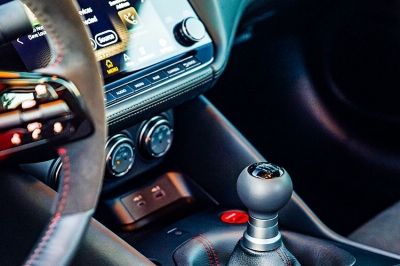 thumbnail - 따스한 봄날, 드라이브 욕구 폭발… 수동 변속기 품고 돌아온 닛산 Z