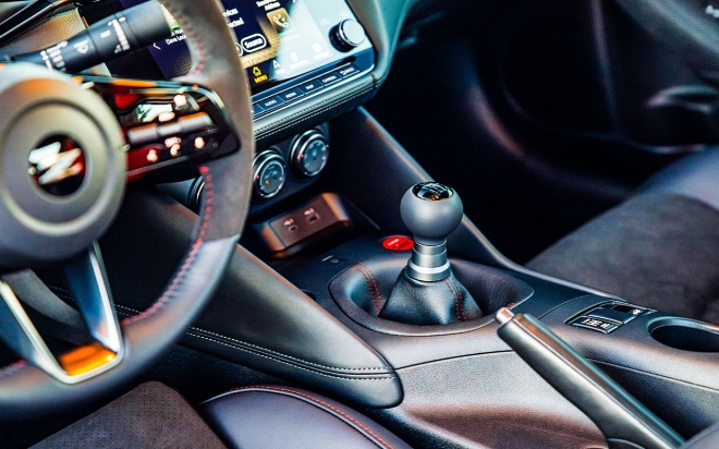 thumbnail - 따스한 봄날, 드라이브 욕구 폭발… 수동 변속기 품고 돌아온 닛산 Z