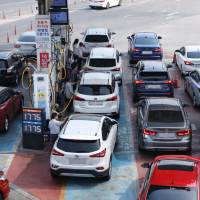 thumbnail - 기름값 또 오른다…‘리터당 2천원’ 현실화, 주유소 줄 섰다