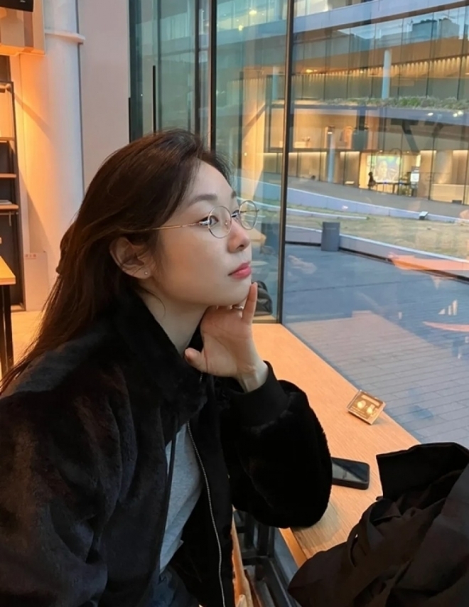 thumbnail - 안경 하나 썼을 뿐인데… 봄처럼 찾아온 김연아의 깜짝 근황