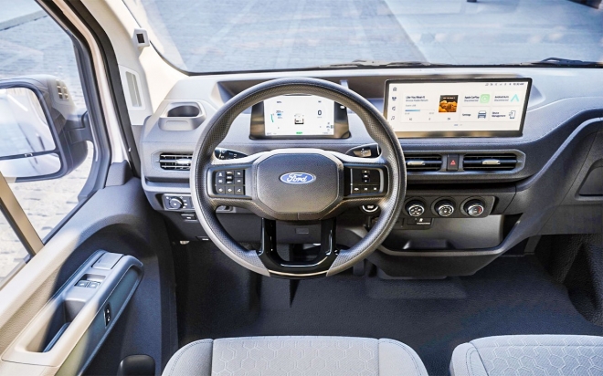 thumbnail - 결국 백기 들었나… 1,700만원 저렴해진 포드 전기 화물차의 속사정