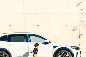 기사로 이동 - 따스한 3월의 끝자락… 전 세계 최초로 한국 땅 밟는 전기 SUV