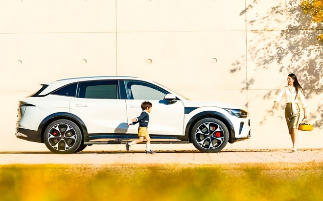 thumbnail - 따스한 3월의 끝자락… 전 세계 최초로 한국 땅 밟는 전기 SUV