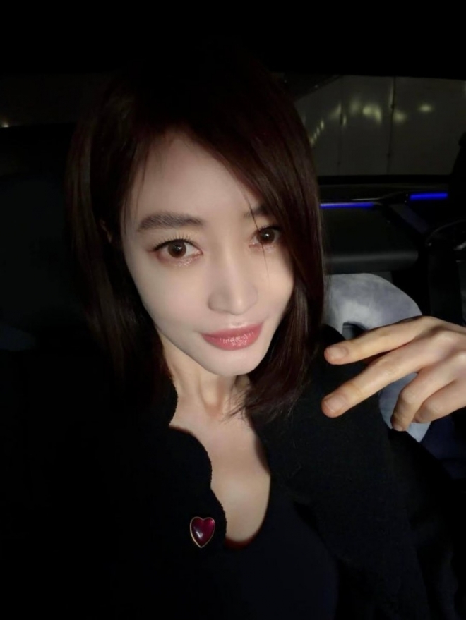 thumbnail - 나이를 잊게 만드는 자태… 55세 김혜수가 공개한 압도적 비주얼