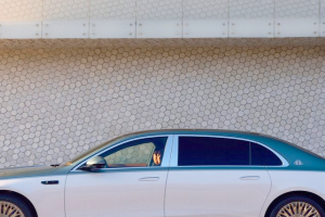 기사로 이동 - 움직이는 스위트룸 그 자체… 베일 벗은 신형 마이바흐 S클래스