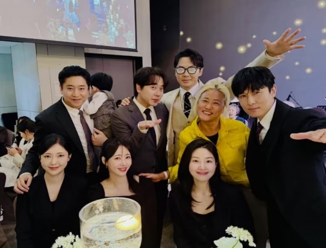 thumbnail - 이제 한 명 남았네… 이민우 결혼식에 총출동한 신화 가족들