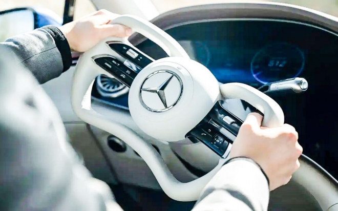 thumbnail - 테슬라도 포기했는데… 벤츠가 공개한 신형 EQS 핸들 근황