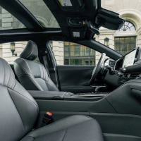 thumbnail - 따스한 4월, 그랜저 대신 눈길 가는 이유… 토요타 크라운의 숨은 매력