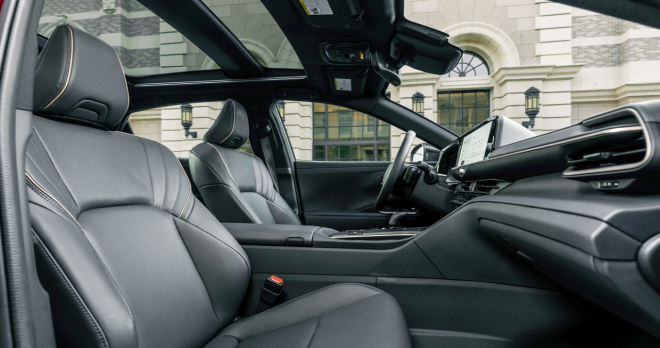 thumbnail - 따스한 4월, 그랜저 대신 눈길 가는 이유… 토요타 크라운의 숨은 매력