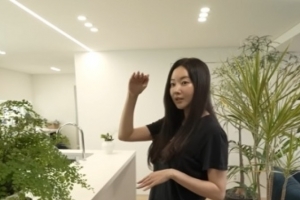 기사로 이동 - 옷부터 벗고 체중계로 직행… 48세 김사랑의 아침이 남다른 이유