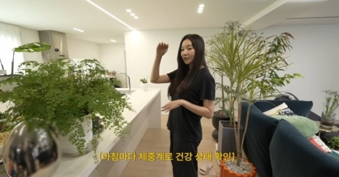 thumbnail - 옷부터 벗고 체중계로 직행… 48세 김사랑의 아침이 남다른 이유