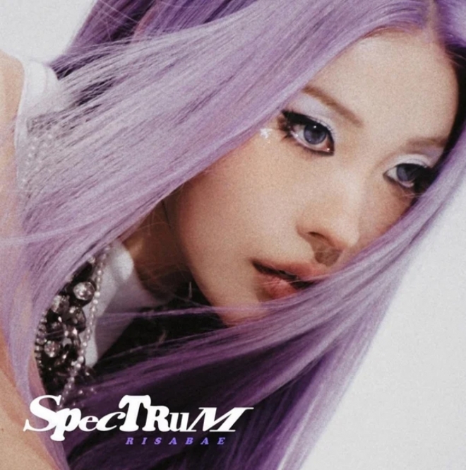 thumbnail - 난 그냥 인플루언서가 아니야… 4월, 마이크 잡은 뷰티 유튜버의 파격 변신