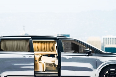 thumbnail - 따뜻한 4월 주말 나들이 딱… 버스전용차로 달리는 5천만 원대 리무진