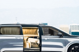 기사로 이동 - 따뜻한 4월 주말 나들이 딱… 버스전용차로 달리는 5천만 원대 리무진