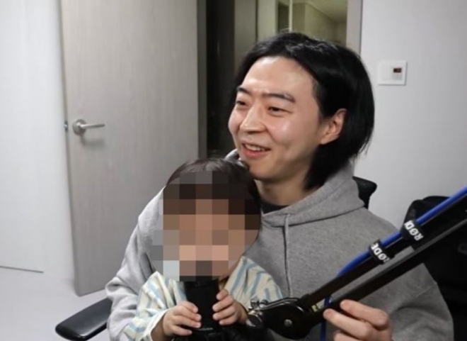 thumbnail - 따스한 4월 전해진 훈훈한 소식… 배우 박유환, 숨겨온 딸 공개