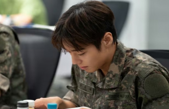 thumbnail - 천만 배우 되더니 바로 입대?… 총 대신 식칼 든 박지훈의 변신