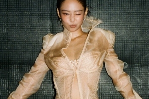 기사로 이동 - 주말 앞두고 시선 강탈… 제니, 선글라스 하나로 완성한 압도적 분위기