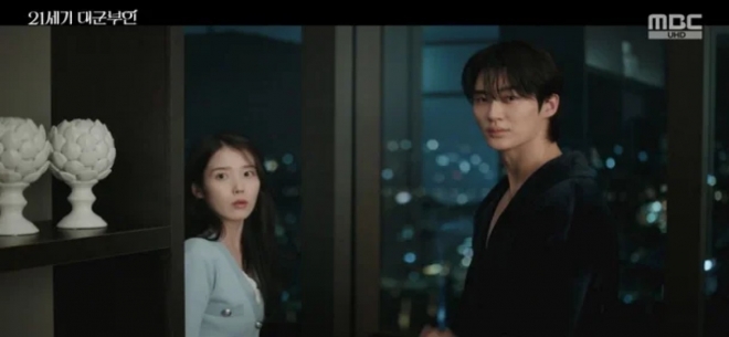 thumbnail - 결혼은 싫다더니… 주말 안방극장 뒤집은 아이유·변우석의 아찔한 호텔 스캔들