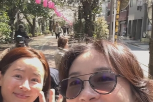 기사로 이동 - 벚꽃 핀 도쿄에서 만난 반가운 얼굴… 90년대 톱배우의 놀라운 근황