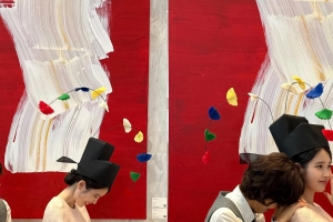 기사로 이동 - 천진난만해지는 기분이에요… 아이유의 일상까지 바꿔놓은 ‘그 배우’