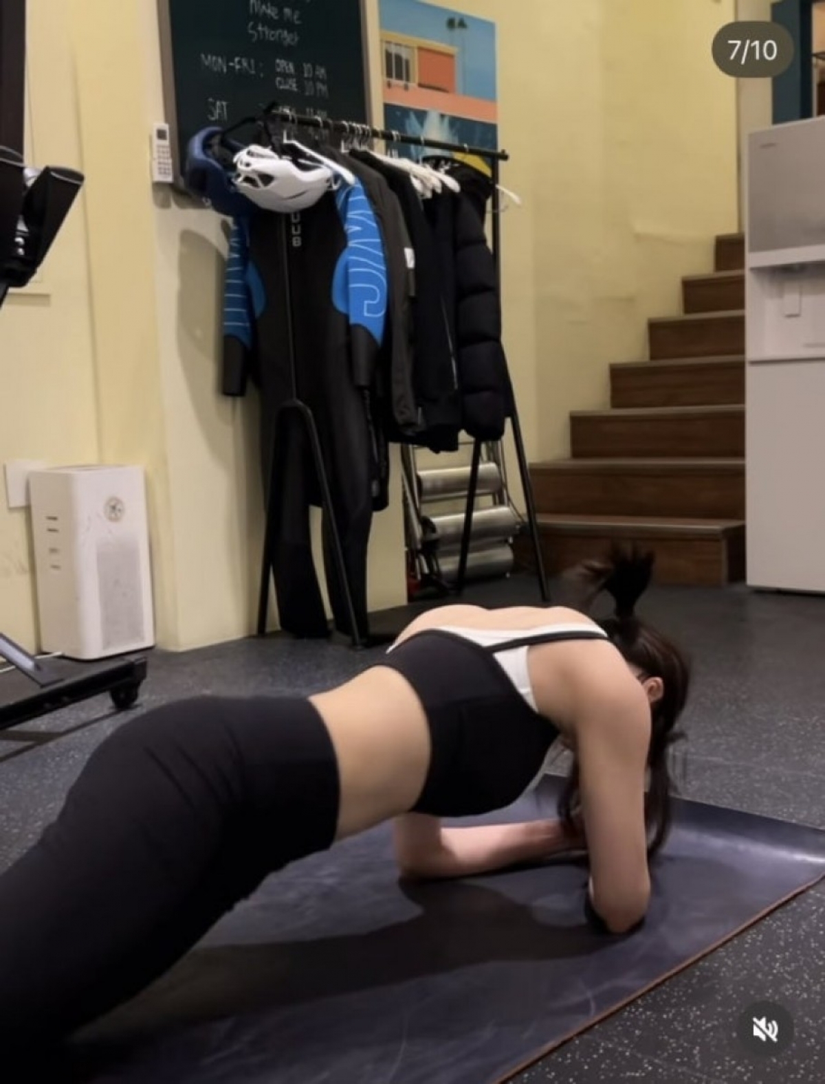 thumbnail - 공중에서 이런 자세까지?… 권은비, 4월에도 계속되는 명품 몸매 관리법