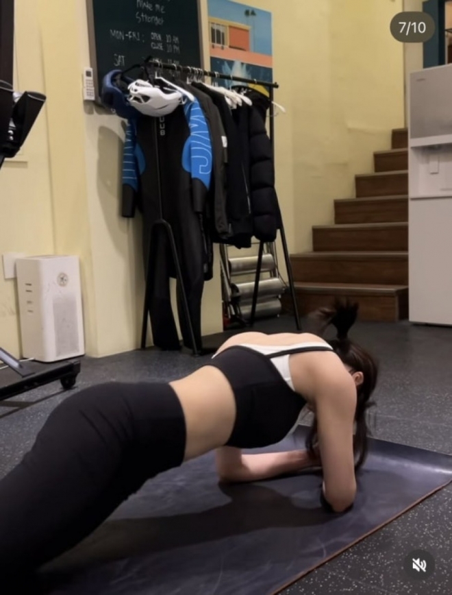 thumbnail - 공중에서 이런 자세까지?… 권은비, 4월에도 계속되는 명품 몸매 관리법