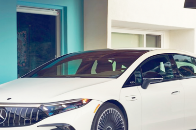 thumbnail - 화사한 봄날 안방극장 설레게 하네… 아이유·변우석 드라마 속 벤츠의 존재감