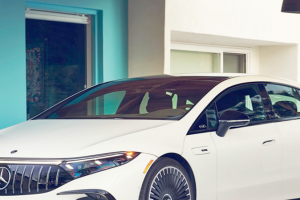 기사로 이동 - 화사한 봄날 안방극장 설레게 하네… 아이유·변우석 드라마 속 벤츠의 존재감