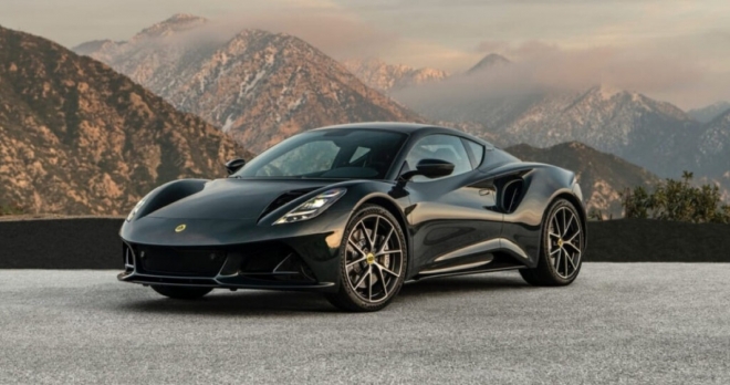 thumbnail - 운전석 뒤에 심장을 얹었다… 60년간 이어진 로터스의 기묘한 고집