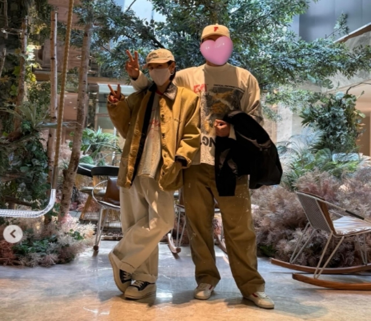 thumbnail - 따스한 봄날 전해온 근황… 5살 아들이 포착한 현빈♥손예진의 행복한 순간