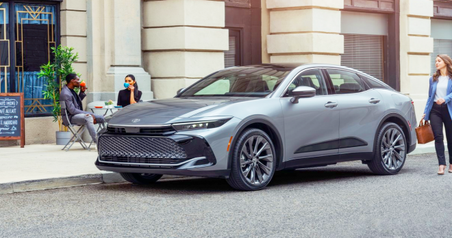 thumbnail - 기름값 걱정은 옛날 얘기인 줄 알았네… 연비 20km/L 토요타 크라운의 인기