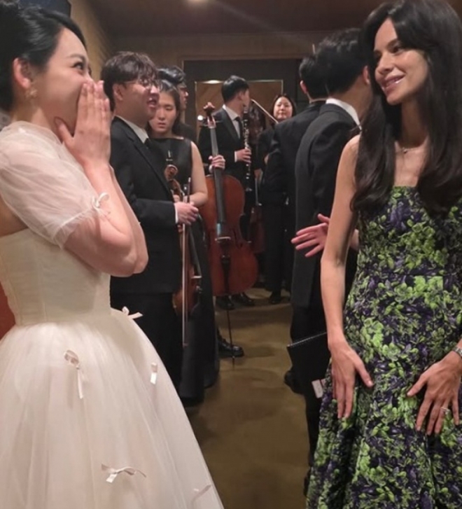 thumbnail - “정말 아름다우세요” 김소현도 감탄… 송중기 아내, 드디어 모습 드러내다