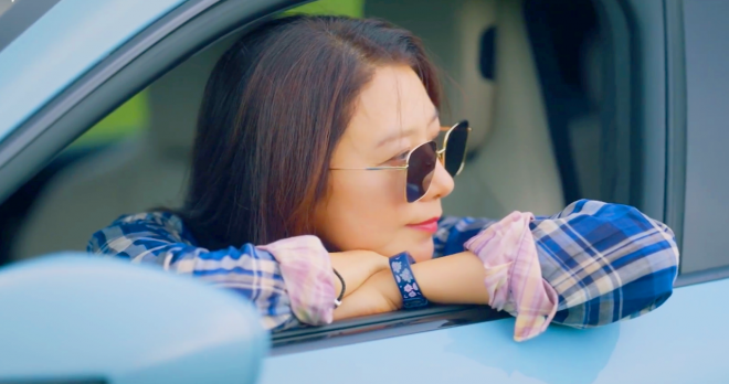 thumbnail - 봄날 제주에서 포착된 의외의 모습… 김희애 부부가 억대 전기차를 타는 방식