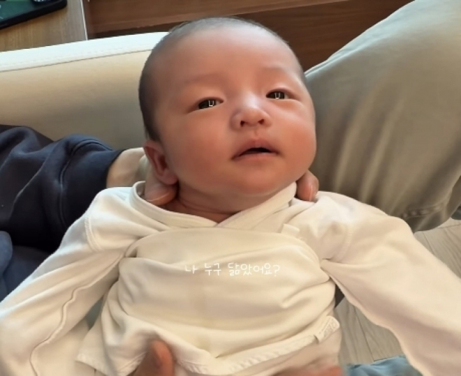 thumbnail - 보고만 있어도 미소가 절로… 오상진 ‘미니미’ 둘째 아들, 드디어 공개