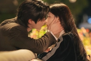 기사로 이동 - 아이유♥변우석 ‘담벼락 키스’ 여기서 찍었다…‘21세기 대군부인’ 촬영지 총정리