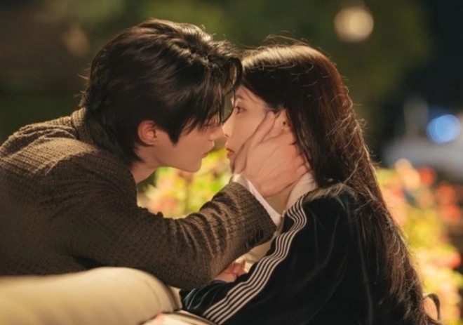 thumbnail - 아이유♥변우석 ‘담벼락 키스’ 여기서 찍었다…‘21세기 대군부인’ 촬영지 총정리