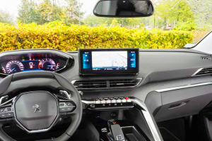 기사로 이동 - 행복은 이런 모습일까요… 6년째 같은 SUV 타는 톱배우 부부의 따뜻한 소신