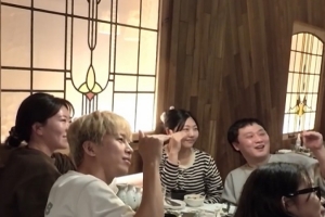 기사로 이동 - 할머니 눈물 왈칵 쏟아졌네… 삿포로 식당에 깜짝 등장한 임영웅